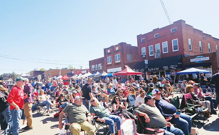 Nicole Wright/ Staff Correspondent Crowds filled a closed-off Tennessee Street downtown for Saturday’s second annual Murphy Music & Brews. A total of 11 breweries and wineries, food trucks and four musical acts were on hand to benefit Shepherd’s Men, a nonprofit that helps  military veterans in need.  Story, page 8A. On a Positive Note, page 4A.