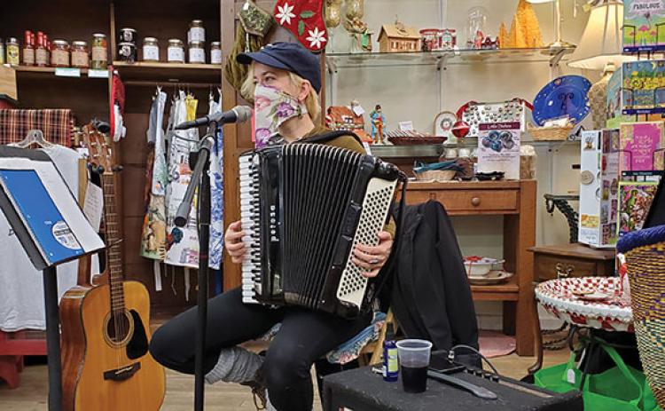 Willo Lauren Sertain performs @ Marketplace Antiques on Friday during Art Walk