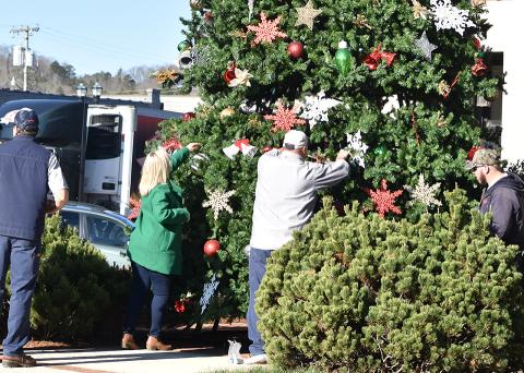 Cindy Chastain directs as Town of Murphy and Murphy Electric Power Board employees place a section of the new Christmas tree Thursday morning. Photo by Samantha Sinclair