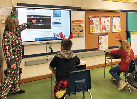 In her third-grade science class, Hiwassee Dam Elementary/Middle School teacher April McNabb teaches her students about their ability to see the “Christmas Star.” Photo by Ruby Cutshaw