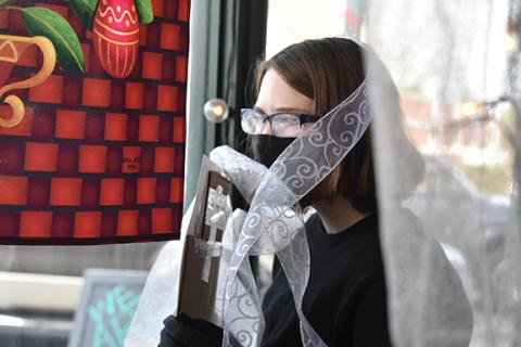 Sarah Zipperer-Price was the first living statue at The Curiosity Shop. Photo by Samantha Sinclair