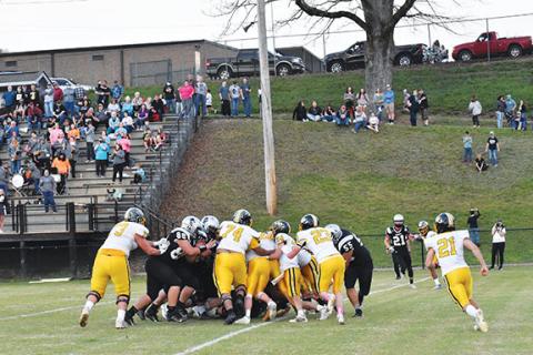 Justin Fitzgerald/sports@cherokeescout.com Murphy’s defense tries to stop Robbinsville from scoring a touchdown in Friday’s game, a 17-7 loss for the Bulldogs.