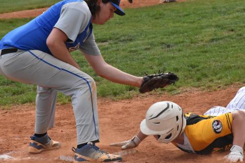 Justin Fitzgerald/sports@cherokeescout.com Hiwassee Dam first baseman Colt Meyers tries to tag Murphy’s Braden Rumfelt during the Eagles’ 12-0 loss to the Bulldogs on May 18.