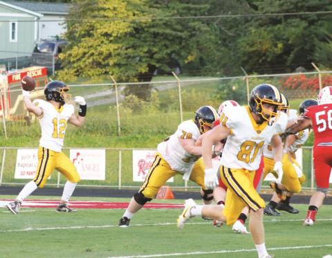 Murphy quarterback Kellen Rumfelt steps into his pass during the Bulldogs’ 35-15 loss at Franklin on Friday.