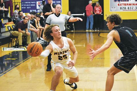 Justin Fitzgerald/sports@cherokeescout.com Murphy junior Ty Laney passes the ball into the paint during the Bulldogs’ 68-64 loss to Robbinsville on Dec. 21.
