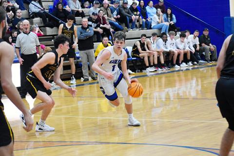 Justin Fitzgerald/sports@cherokeescout.com Hiwassee Dam junior Preston Hyde looks to drive to the basket during the Eagles’ 70-69 win over Murphy on Friday.