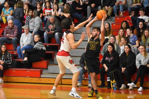 Justin Fitzgerald/sports@cherokeescout.com Murphy junior Dillian Brown tries to look past Andrews’ Donovan Bateman for an open Bulldog during Murphy’s 50-40 win over Andrews on Saturday.