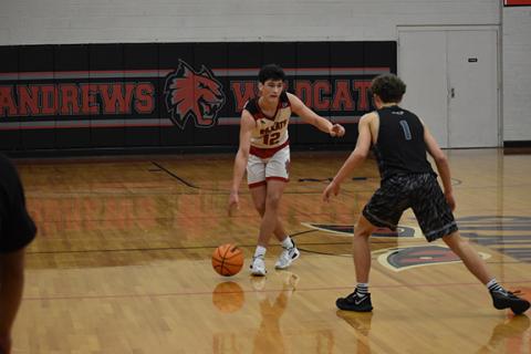 Justin Fitzgerald/sports@cherokeescout.com Andrews junior Donovan Bateman sets the offense in motion during the Wildcats’ 55-50 win over Robbinsville on Friday.