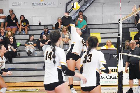 Justin Fitzgerald/sports@cherokeescout.com Murphy’s Riley Dockery gets ready to spike the volleyball during the Lady Bulldogs’ 3-0 win over Gilmer County, Ga., on Aug. 15. 