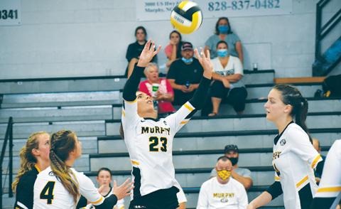 Murphy’s Liv Payne (center) and Maddison Seabolt (right) will be expected to do big things for the Lady Bulldogs’ volleyball team this season.