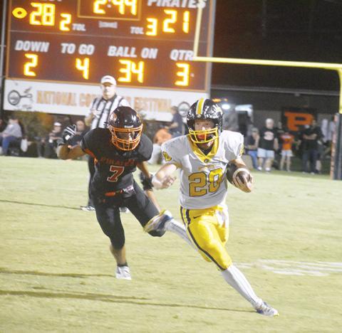 Justin Fitzgerald/sports@cherokeescout.com Murphy’s Hunter Stalcup runs upfield at South Pittsburg, Tenn., on Friday night. He scored four touchdowns in the Bulldogs’ 34-28 win.