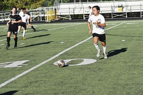 Justin Fitzgerald/sports@cherokeescout.com Murphy’s Jerry Bui runs to the ball during the Bulldogs’ 2-2 draw with Hayesville on Sept. 21. Bui scored both of Murphy’s goals in the game. 