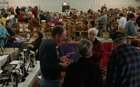 Photos by Jeanie Setser/Contributing Photographer Folks enjoy the annual Peachtree Community Center’s Arts & Crafts Festival in 2021.