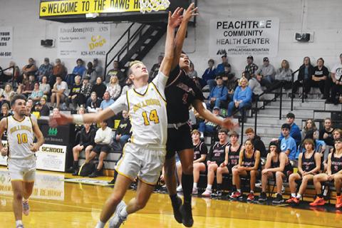Justin Fitzgerald/ sports@cherokeescout.com Murphy’s Cole Laney contests Kegan Ellis’ layup during the Bulldogs’ 71-70 win over the Wildcats on Jan. 3.