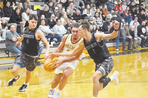 Justin Fitzgerald/sports@cherokeescout.com Murphy’s Dillian Brown fights through contact by Robbinsville’s Brock Adams during the Bulldogs’ 74-56 win over Robbinsville on Thursday night.
