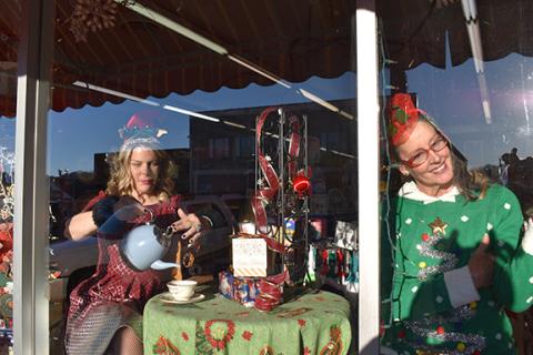Bill Belian/Contributing Photographer  Abigail Blythe Batton (left) and Anngee Quinones-Belian entertain as live mannequins.