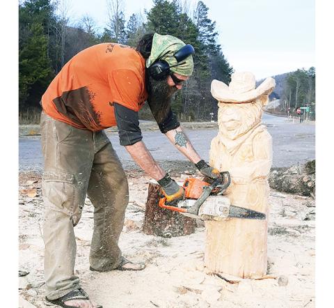 Photos by Jenny Schmalhofer/Contributing Photographer Wolf Creek resident Dan Sullivan demonstrates his artistic carving skills while entertaining. 