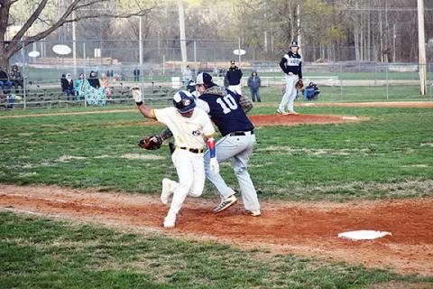 Justin Fitzgerald/sports@cherokeescout.com Murphy’s Gio Corrales avoids the tag of Robbinsville’s Lathan Buchanan during the Bulldogs’ 7-2 win over the Black Knights on March 13.