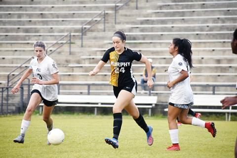 Justin Fitzgerald/sports@cherokeescout.com Murphy’s Lailee Holloway tries to dribble through two Franklin defenders during the Lady Bulldogs’ 1-1 tie with the Lady Panthers on Thursday. Holloway scored Murphy’s only goal of the game.