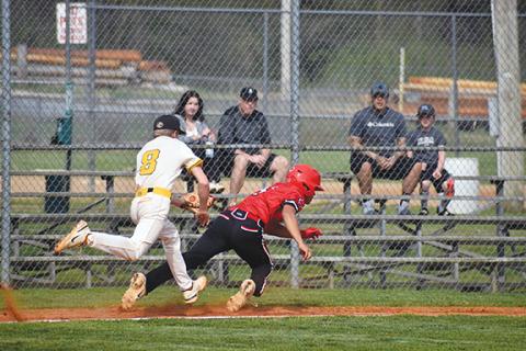 Justin Fitzgerald/sports@cherokeescout.com Murphy’s Robert Turner tags out Andrews Kegan Ellis to end a rundown during the Bulldogs’ 8-1 win over the Wildcats on Thursday.
