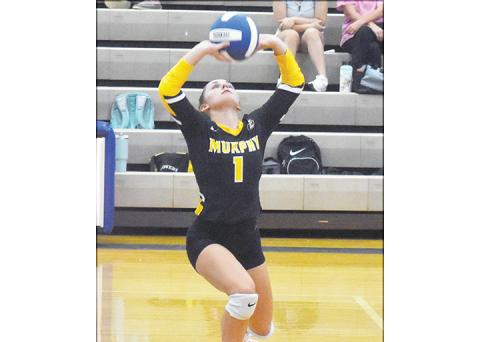 Justin Fitzgerald/ sports@cherokeescout.com Murphy’s Cayla Geer sets the ball during the Lady Bulldogs 3-0 win over Hiwassee Dam on August 24.