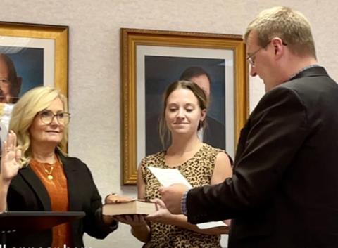 Randy Foster/editor@cherokeescout.com Cindy Chastain takes the oath of office over a Bible held by council member Keisha Dockery as Mayor Tim Radford administers the oath at the Murphy Town Council’s meeting Oct. 2.