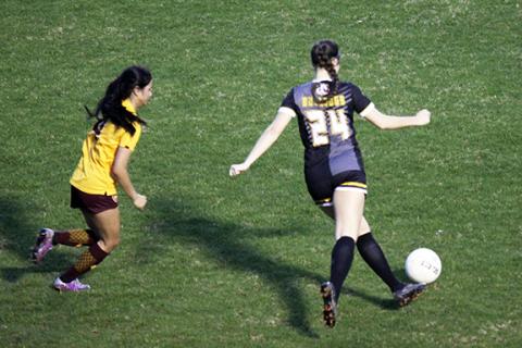 J.R. Carroll/Staff Correspondent Murphy’s Lailee Holloway goes for the goal Thursday against Cherokee.