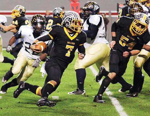 J.R. Carroll/Staff Correspondent Murphy’s Seth Curtis runs the football for the Bulldogs.