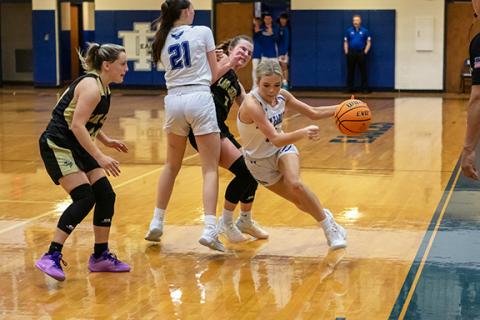 Cannon Crompton/sports@cherokeescout.com Abby Harris of Hiwassee Dam (in white, left) sets a pick while Brooklyn Hyde (in white, right) dribbles past Hayesville defenders during their game on Dec. 9. 