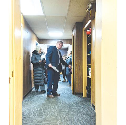 Randy Foster/editor@cherokeescout.com Murphy Mayor Tim Radford leads a tour of the old Murphy Police Department headquarters on the ground floor of the old Carnegie Library building on Jan. 6. Behind him is town council member Gail Walker Stansell. To Radford’s left are (from left) Cherokee County Museum Director Terrisa Carringer and museum board President Trevis Hicks.