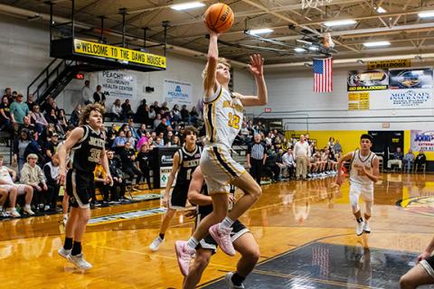 Cannon Crompton/sports@cherokeescout.com Murphy’s Tyler Payne takes to the sky to make a layup against Hayesville on Friday night. 