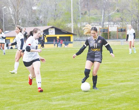 Cannon Crompton/sports@cherokeescout.com Murphy’s Brooklyn Johnson dribbles down the field past defenders in their game against Franklin on April 4, 2024.