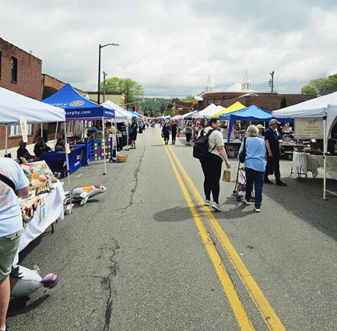 Nicole Wright/Staff Correspondent Crowds trickle into Saturday’s seventh annual Andrews Spring Fling, which was hopping in the afternoon.
