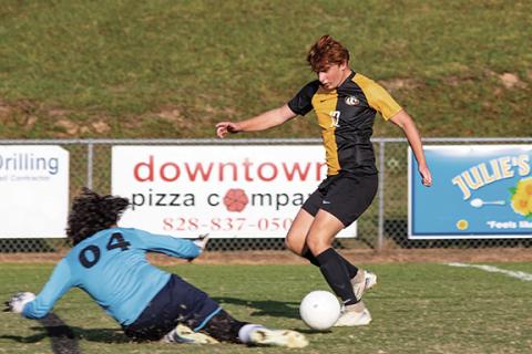 Cannon Crompton/sports@cherokeescout.com Murphy’s Andrew White (right) looks to score but is stopped by Tri-County Early College goalkeeper Julian Arvizu during their game on Sept. 1. 