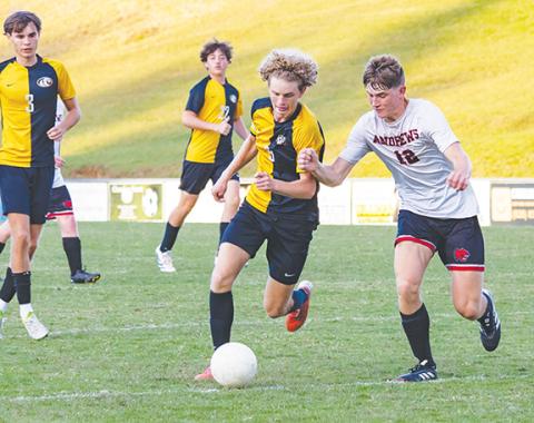 Cannon Crompton/sports@cherokeescout.com Murphy’s Tyler Payne (left) runs with the ball while Myca Mustin of Andrews goes for the steal in their match on Oct. 8.