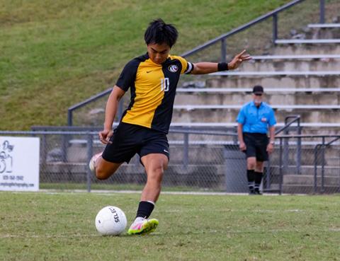 Murphy’s Jerry Bui takes a free kick in their game against Swain on Oct. 6. 