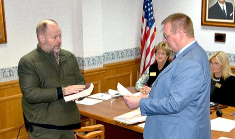 Photos by Randy Foster/editor@cherokeescout.com Jonathan Dickey (top) and Kimberly Harris (bottom) take their oaths of office as administered by Mayor Tim Radford during the Dec. 10 Murphy Town Council meeting.
