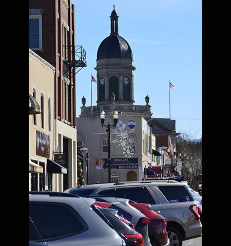 Randy Foster/editor@cherokeescout.com Parking in downtown Murphy was hard to find on New Year’s Eve, but a study being compiled sheds light on perceived problems and possible solutions.