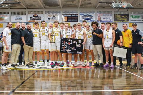 Cannon Crompton/sports@cherokeescout.com The Murphy boys varsity basketball team secured the Big Smoky Mountain Conference championship on Friday night. From left are Ayden Blanton, assistant coach Andrew Zenobi, assistant coach Cody Allen, assistant coach Michael Kernea, Nathan Skogen, Elijah Twiggs, Aaron Harger, Cale Harger, Kyle Luke, Tyler Payne, Dorian Taylor, Jonathan Lamb, Ryan Payne, Abram Twiggs, Grayson Hall, Cameron Clem, assistant coach Bryson Kimsey, McKinnly Dockery, head coach Heath Curtis, 