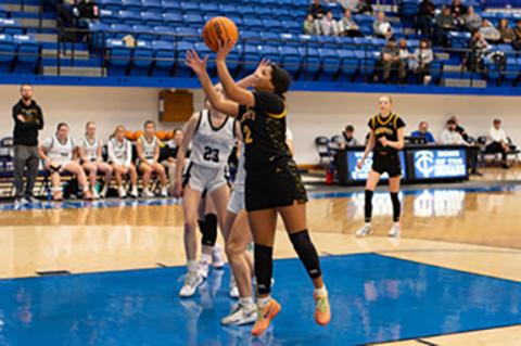 Ilie Smith of Murphy goes up for a layup against Chesnee, S.C.. on Dec. 30, 2025. 