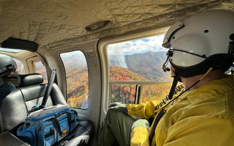 A helicopter crew flies around the Collett Ridge Fire for reconnaissance. Photo courtesy of USDA Forest Service
